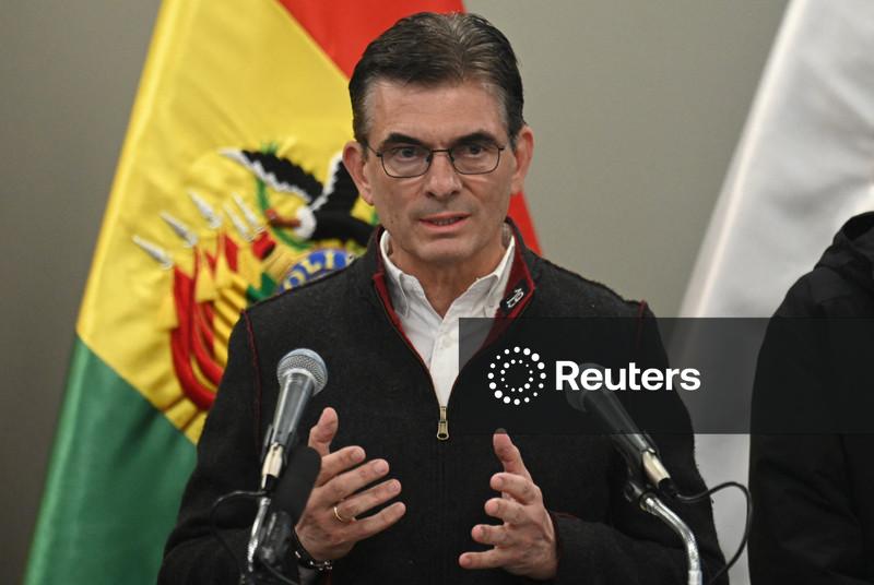 Presidente da Bolívia flexibiliza uso de estado de emergência em meio a protestos