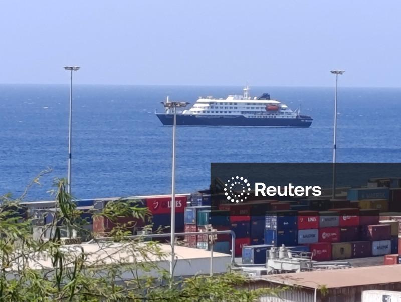 Autoridades planejam retirada de passageiros de cruzeiro após surto de hantavírus
