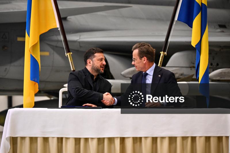 Ucrânia comprará 20 novos jatos Gripen, Suécia doará jatos mais antigos em breve
