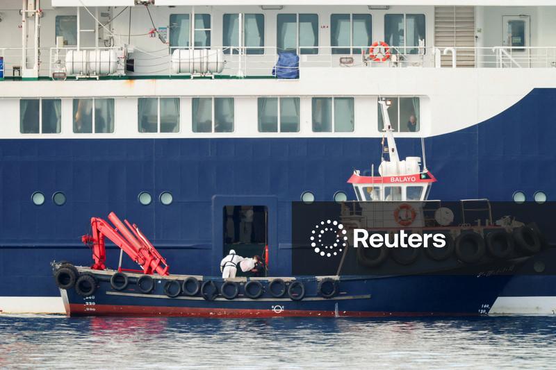 Passageiros começam a ser retirados do navio de cruzeiro atingido pelo hantavírus
