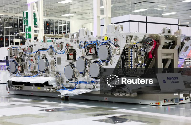 ASML diz que primeiros  chips de  novas máquinas High-NA chegarão nos próximos meses