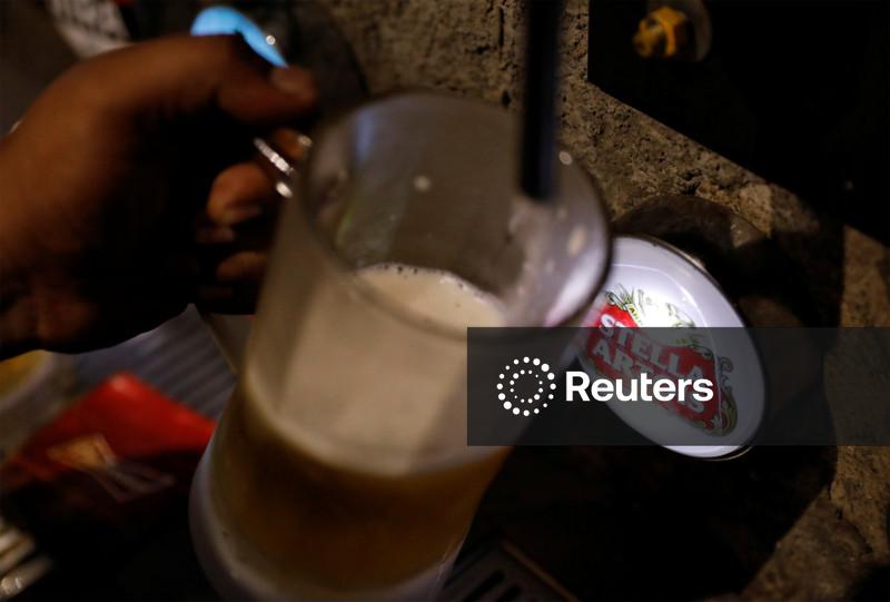 AB InBev volta ao crescimento com aumento das vendas de cerveja