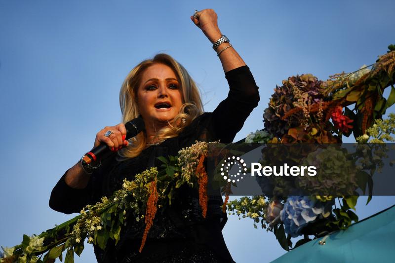 Cantora Bonnie Tyler se recupera após cirurgia de emergência em Portugal