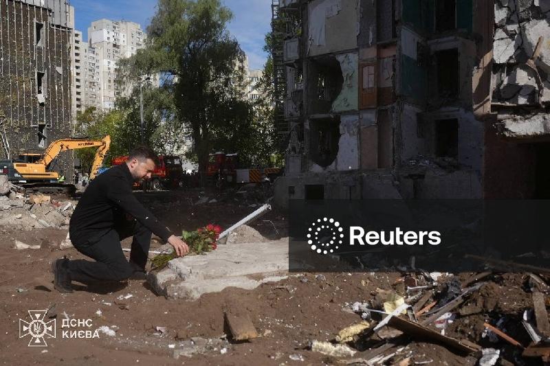 Zelenskiy se irrita com Rússia após ataque a bloco habitacional em Kiev matar 24 pessoas