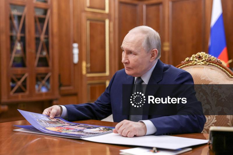 Putin declara cessar-fogo em 8 e  9 de maio por vitória na Segunda Guerra Mundial;  Zelenskiy anuncia cessar-fogo próprio