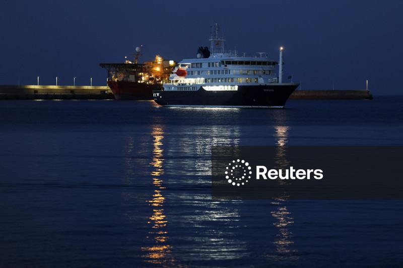Duas pessoas testam positivo para hantavírus; retirada de passageiros de navio se aproxima do fim