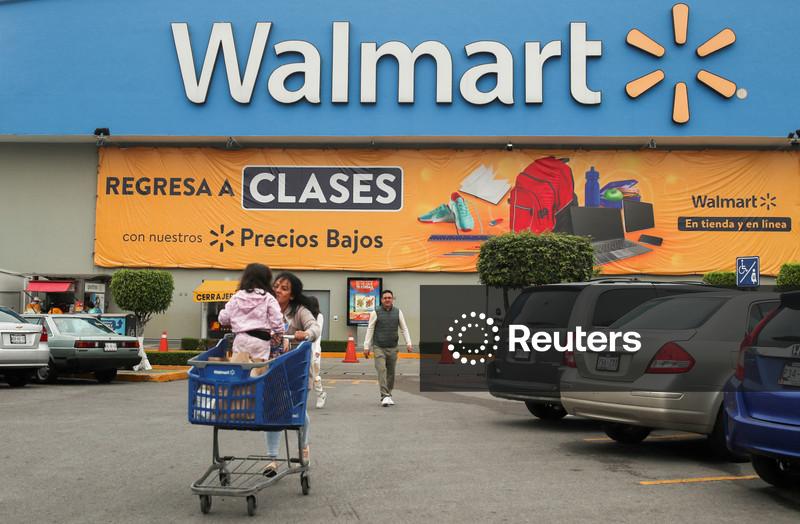 Walmart segue metas anuais conservadoras enquanto choque de combustíveis prejudica gastos nos EUA