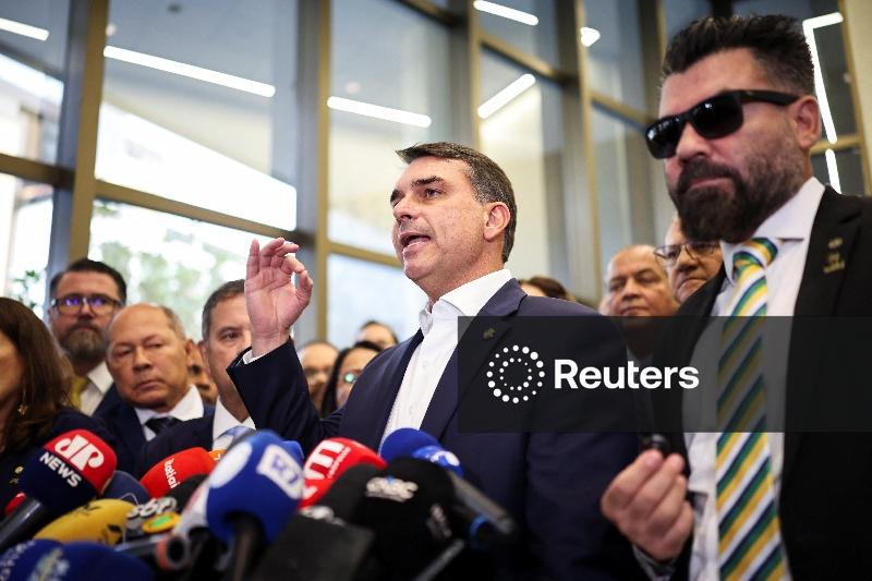 Flávio Bolsonaro admite ter se reunido com Vorcaro após primeira prisão do banqueiro