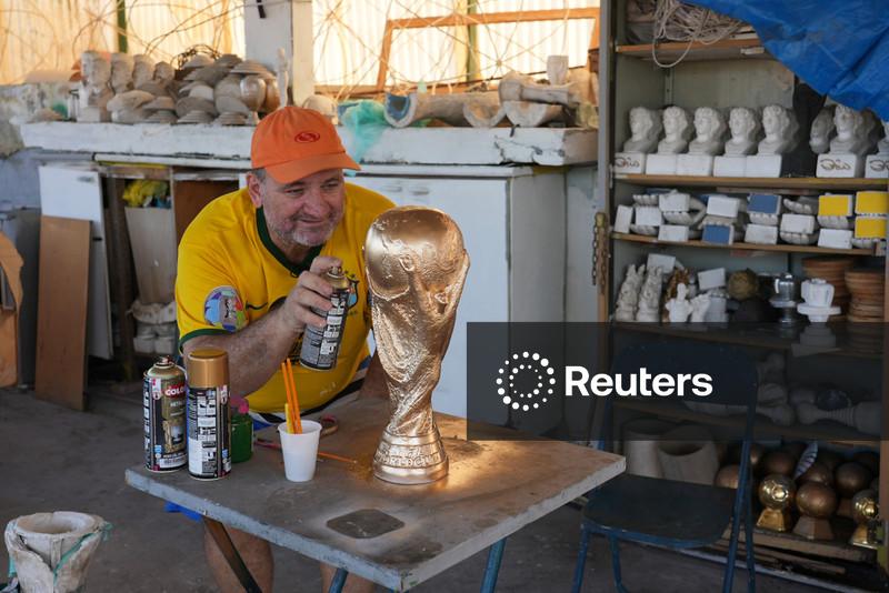No Rio, artesão faz troféus da Copa do Mundo e espera que Brasil ganhe um de verdade