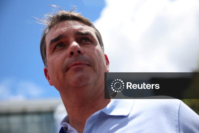 Flávio Bolsonaro nega irregularidade após revelação de laços com Vorcaro