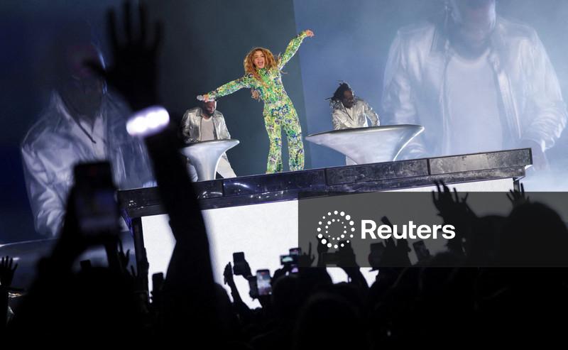 Show de Shakira atrai 2 milhões de fãs para a praia de Copacabana