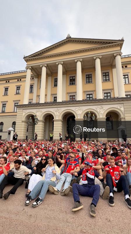 Torcedores noruegueses levam festa da Copa do Mundo aos portões do palácio para acordar o rei
