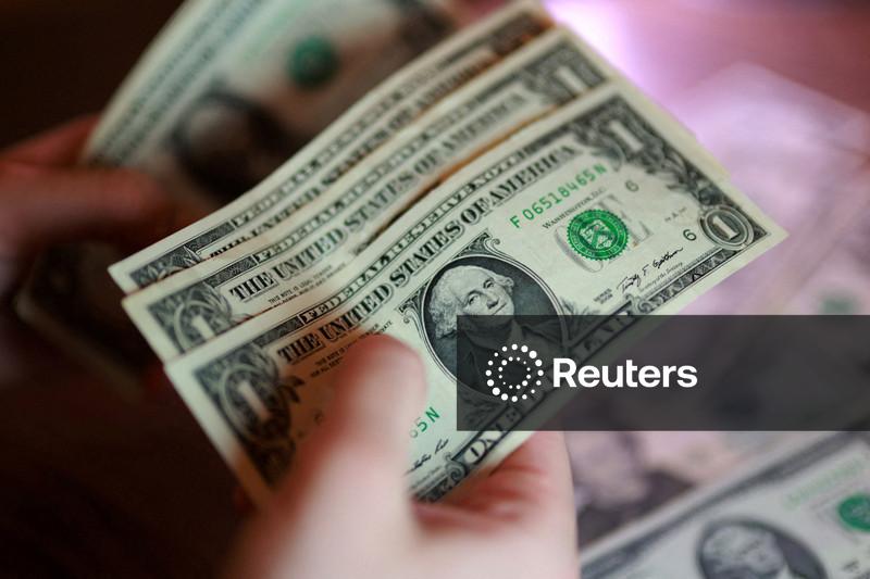 Dólar opera próximo da estabilidade após projeções do BC e dados de inflação