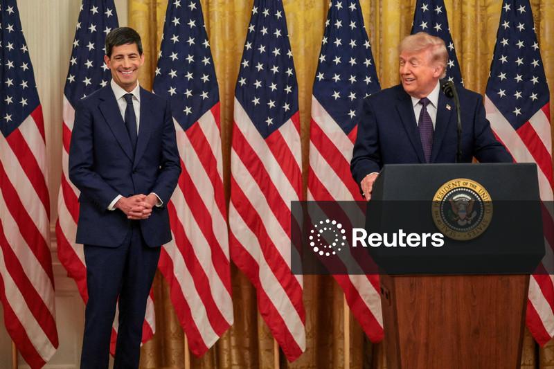 Relatório de empregos dos EUA reforça viés duro enquanto Warsh comanda o Fed