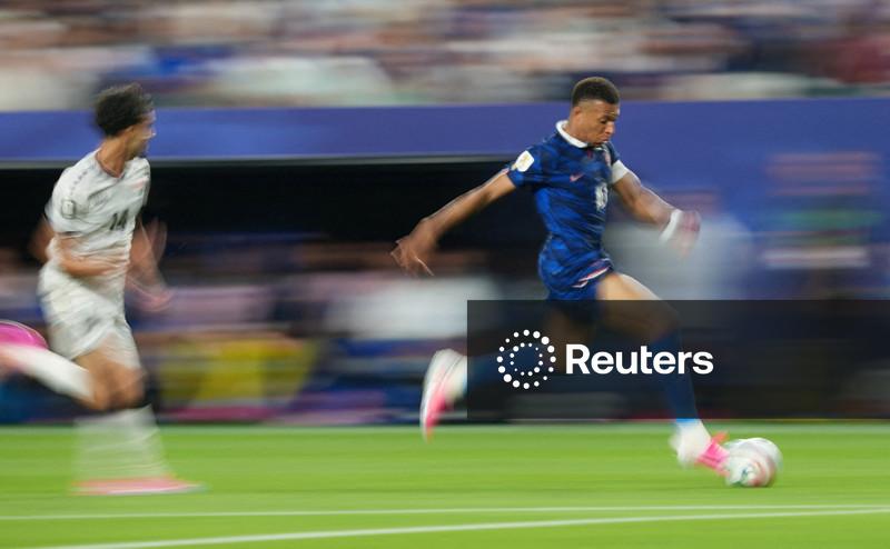 França vence o Iraque com dois gols de Mbappé e se classifica aos 16 avos de final