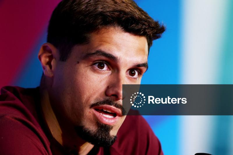 "Galã", Pedro Neto aceita qualquer uma das pontas, desde que embale na Copa do Mundo