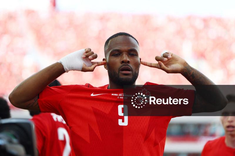 Cyle Larin, do Canadá, arranca empate contra a Bósnia na abertura do Grupo B