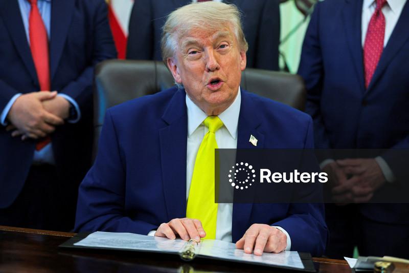 Aprovação de Trump permanece próxima da mínima histórica em meio à expectativa de preços mais altos da gasolina