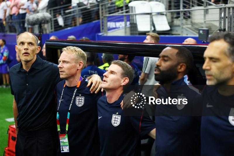 Tuchel lamenta que fotógrafos tenham bloqueado sua visão durante o hino nacional da Inglaterra