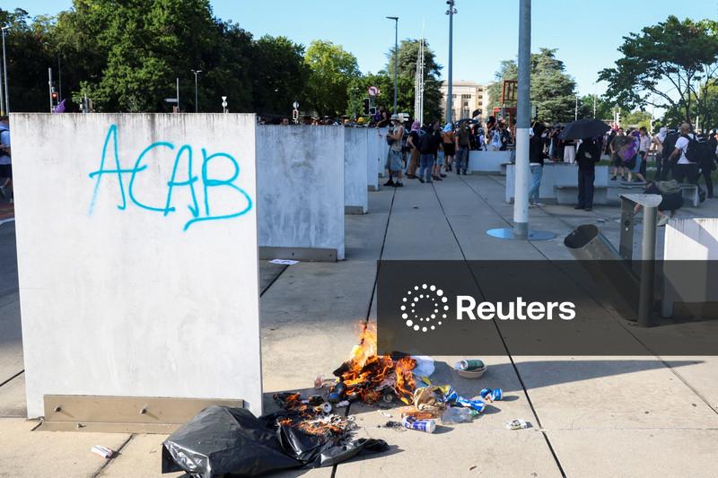 Polícia  suíça lança gás lacrimogêneo enquanto manifestantes contra o G7 atacam  sede da ONU