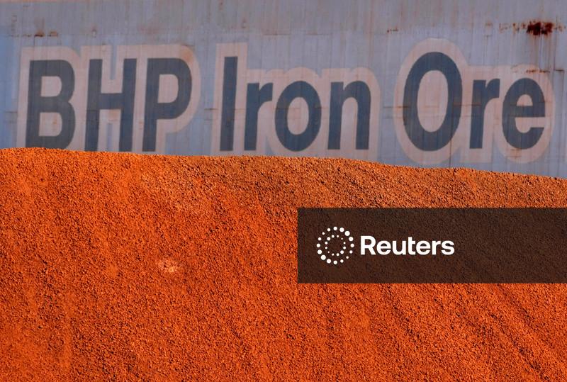 Trabalhadores da BHP votam a favor de greve no centro de exportação de minério de ferro da Austrália