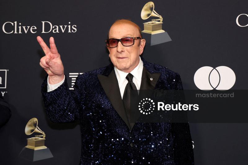 Clive Davis, produtor musical influente que remodelou o som americano, morre aos 94 anos