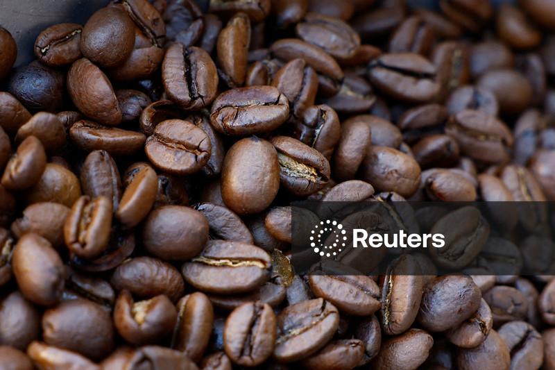 Café arábica atinge mínima em um ano e meio na ICE; açúcar sobe