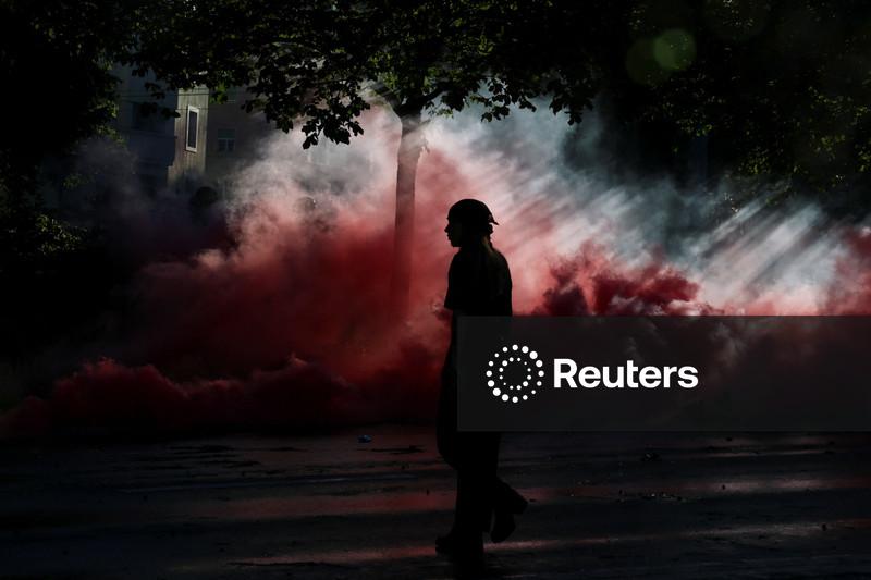 Manifestantes incendeiam carro Tesla e quebram janelas de escritório da ONU em marcha contra o G7 em Genebra