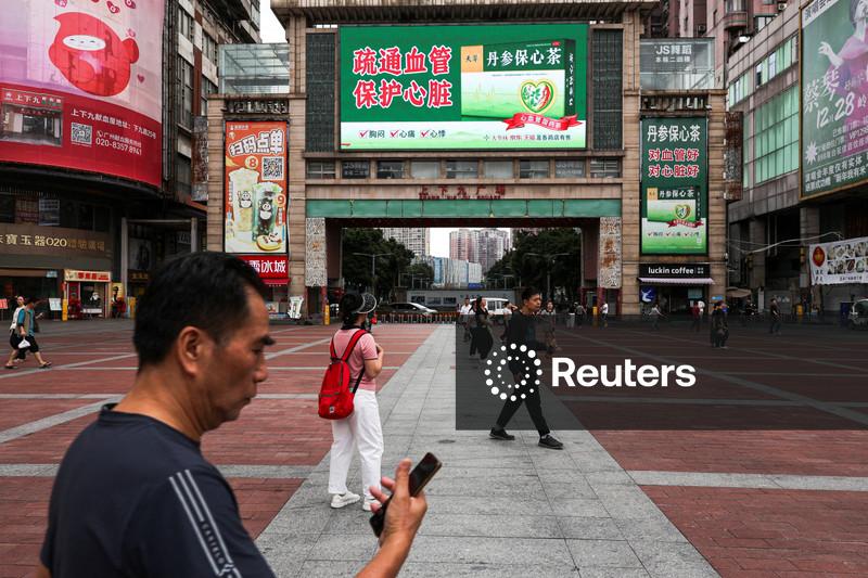 Desequilíbrio econômico da China se agrava com primeira queda nas vendas no varejo em mais de três anos
