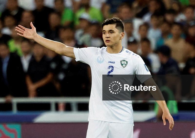 Khusanov, do Uzbequistão, envia camisa como pedido de desculpas ao cinegrafista ferido em estreia da Copa