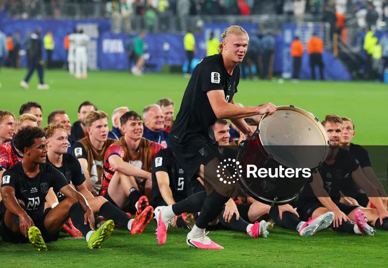 Seleção norueguesa comemora classificação na Copa do Mundo com remada viking