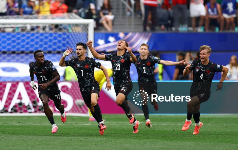 Canadá marca gol da vitória nos acréscimos contra África do Sul e avança para oitavas da Copa do Mundo