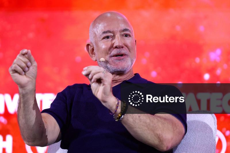 IA levará à escassez de mão de obra, afirma Jeff Bezos