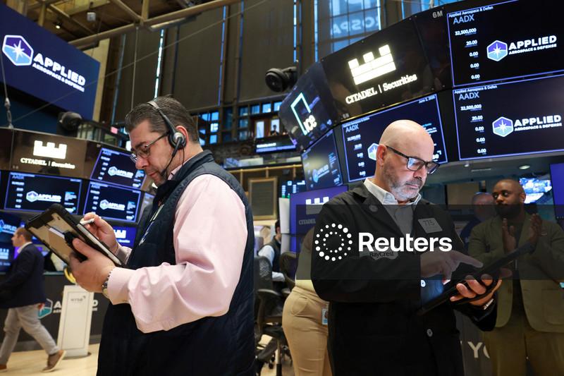 Dow atinge recorde de fechamento e S&P 500 avança; venda de papéis de chips pesa sobre Nasdaq