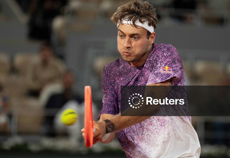 Arnaldi desiste da semi de Roland Garros por virose e Cobolli enfrentará Zverev na final