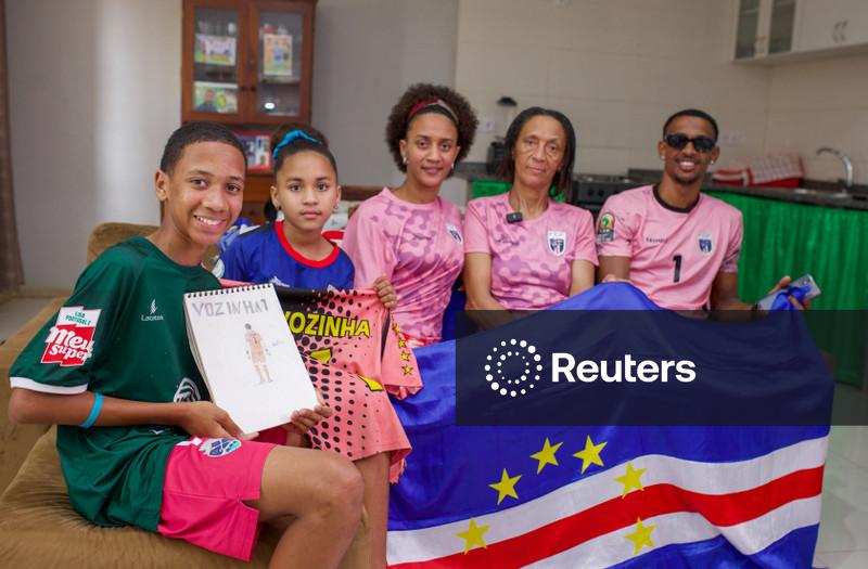 Sem dinheiro para ir à Copa, mãe de Vozinha assiste às façanhas do filho de casa