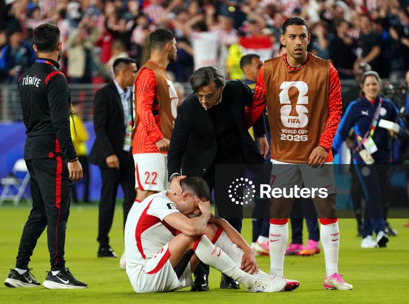 Técnico da Turquia lamenta eliminação precoce, mas diz que jogadores tiveram "coração e alma"