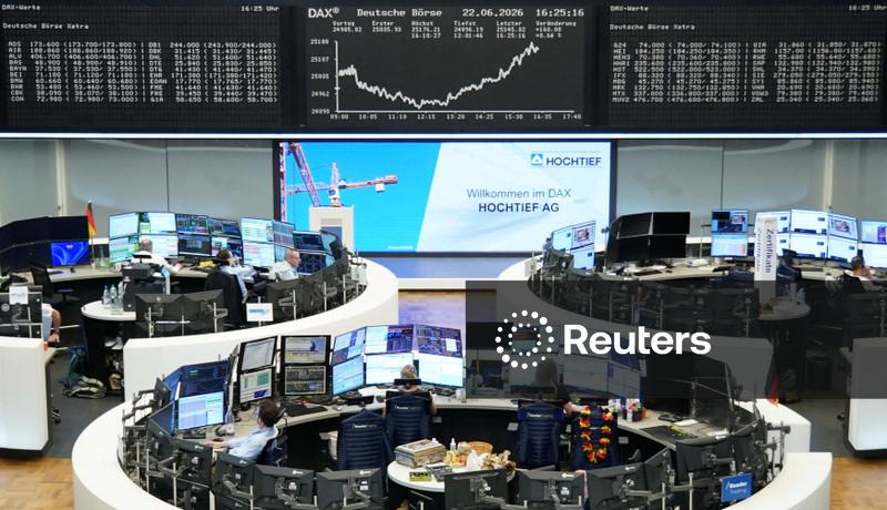 Ações fecham em alta com negociações entre EUA e Irã; premiê do Reino Unido renuncia