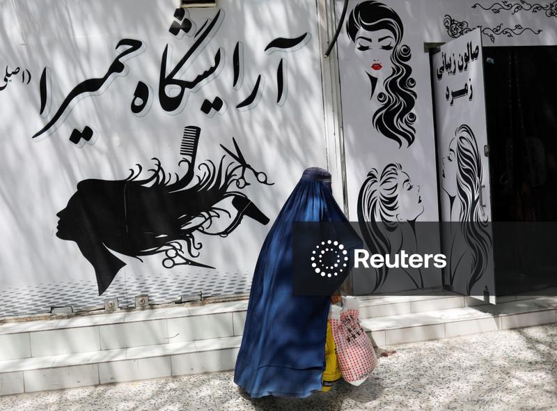Polícia reprime protestos contra o hijab no Afeganistão