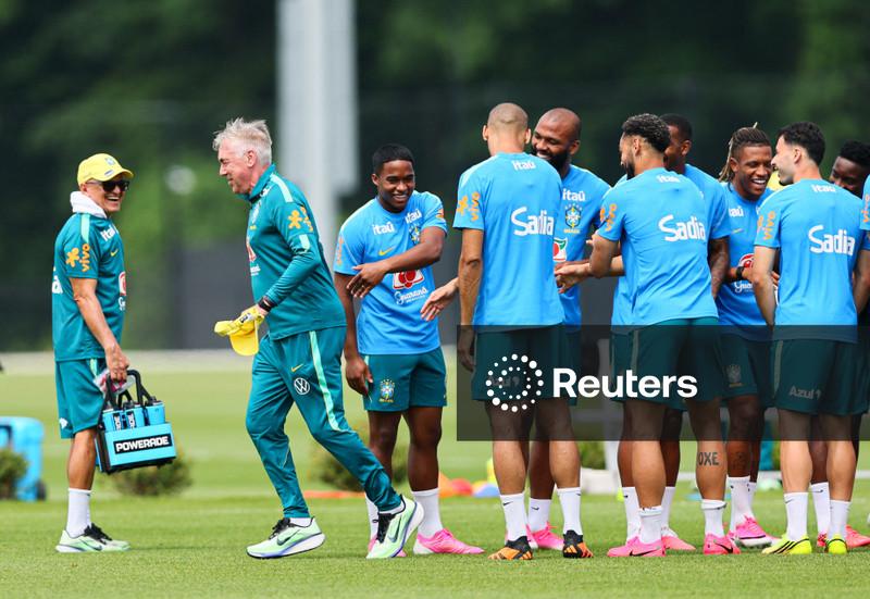 Neymar continua fora de treino da seleção brasileira, que comemora o aniversário de Carlo Ancelotti