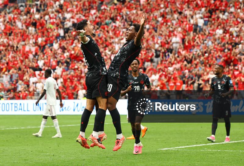 Com três de Jonathan David, Canadá goleia o Catar e consegue sua primeira vitória em Copas do Mundo