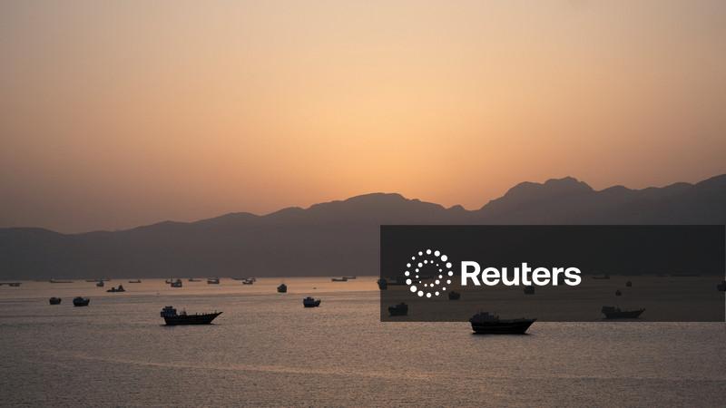 Navios já navegam pelo Estreito de Ormuz sob plano de retirada da ONU, diz agência