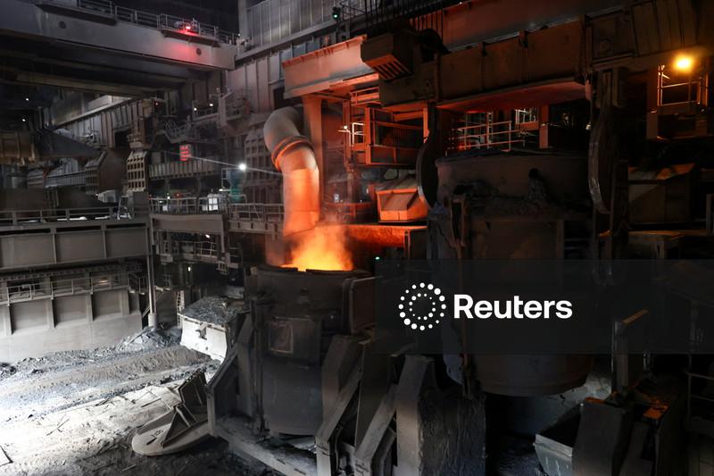 Crescimento da indústria da zona do euro desacelera e custos de insumos têm máxima em 4 anos, mostra PMI