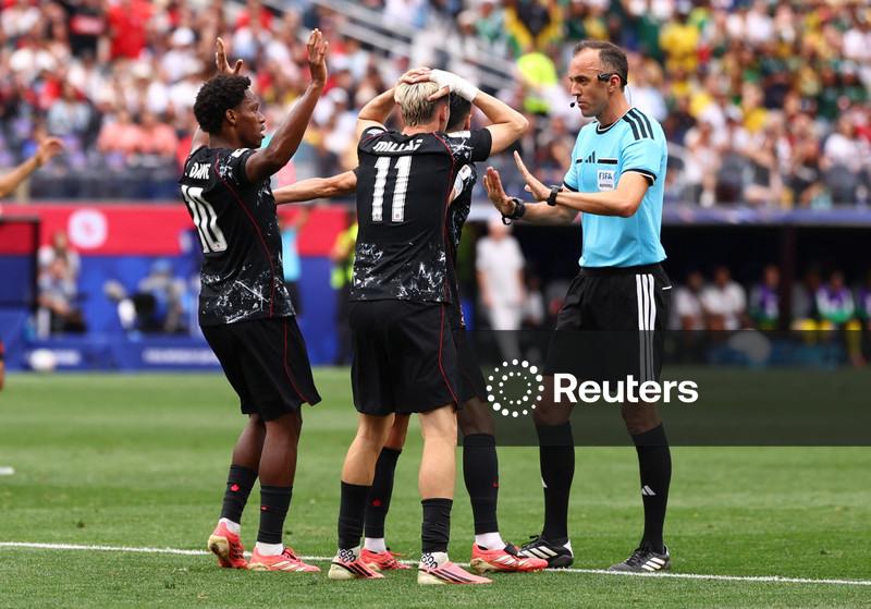 Arbitragem mais tolerante na Copa do Mundo contribui para torneio mais rápido e acirrado