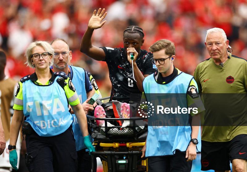 Fratura na perna de Ismaël Koné ofusca vitória histórica do Canadá na Copa do Mundo
