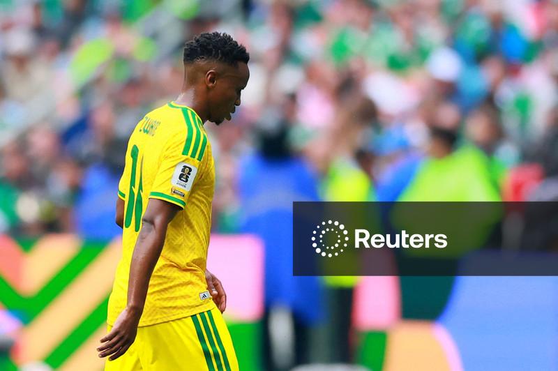 Meia da África do Sul é suspenso por três jogos na Copa do Mundo