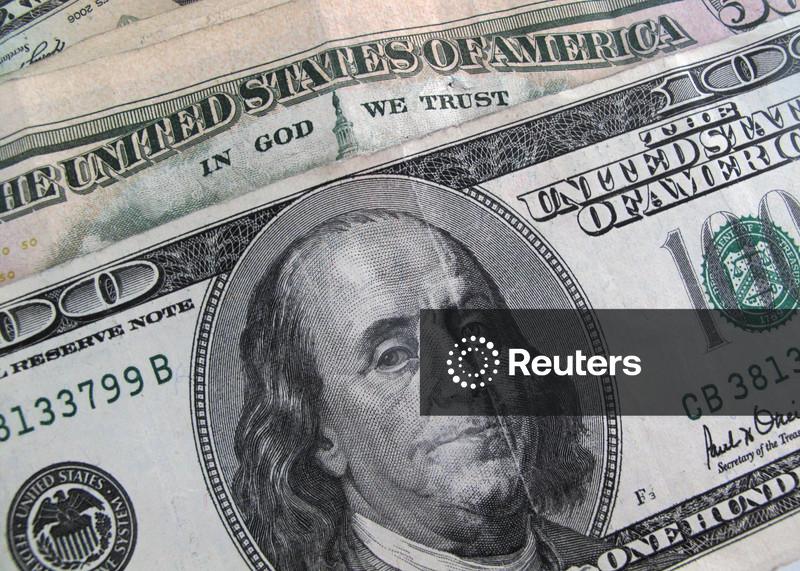 Dólar opera em baixa no Brasil em sintonia com o exterior