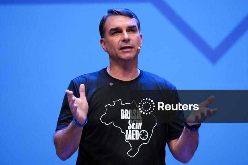 Flávio Bolsonaro planeja depor nos EUA contra tarifas comerciais propostas sobre o Brasil