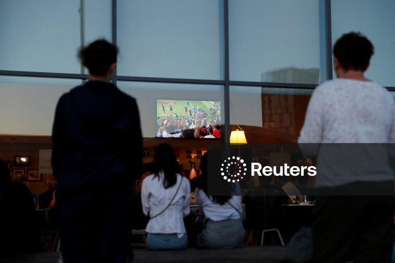Copa do Mundo pode gerar custos aos empregadores conforme funcionários acompanham os jogos, aponta pesquisa