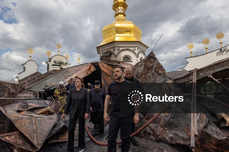 Mosteiro histórico de Kiev é danificado e 10 pessoas são mortas em ataques russos à Ucrânia